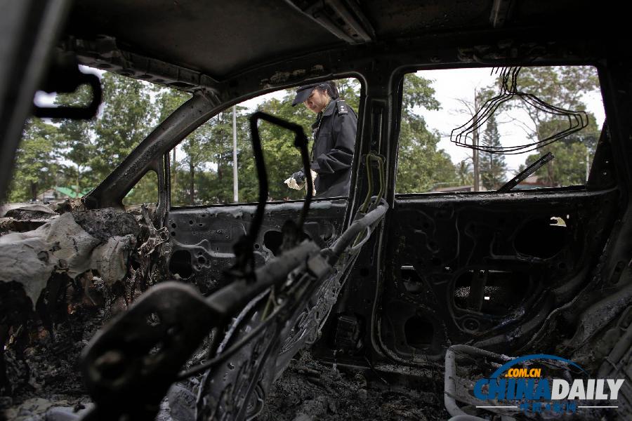 泰國(guó)南部膠農(nóng)抗議升級(jí) 警農(nóng)沖突激烈警車被燒毀