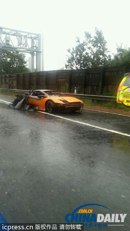 英國(guó)蘭博基尼著火 價(jià)值258萬跑車成廢鐵