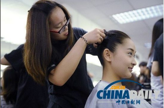 2013年夏季達(dá)沃斯論壇禮儀志愿者造型出爐(圖)