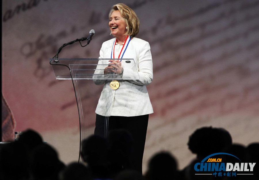 希拉里獲頒“自由勛章” 民眾場(chǎng)外抗議(高清組圖)