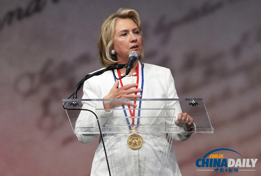 希拉里獲頒“自由勛章” 民眾場(chǎng)外抗議(高清組圖)