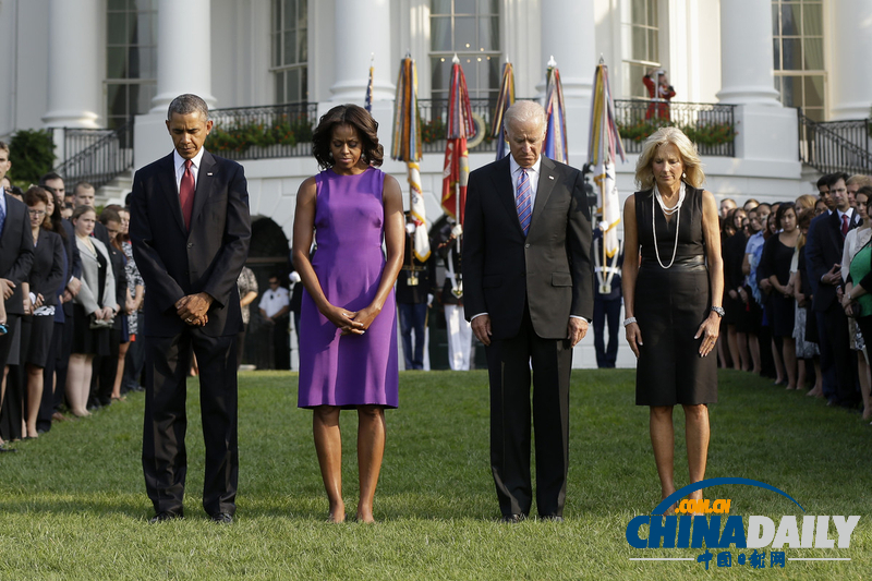 奧巴馬出席9·11事件紀(jì)念活動(dòng) 天氣炎熱狂擦臉