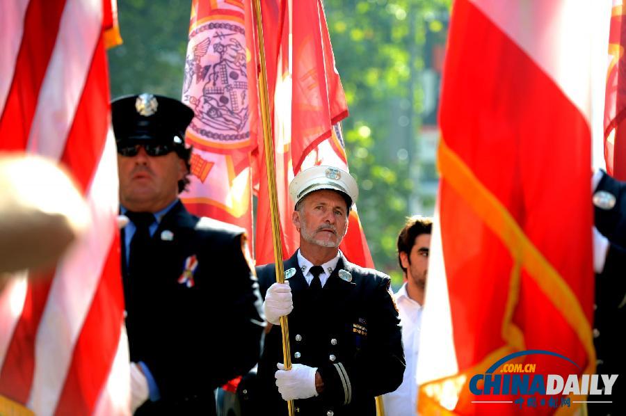 奧巴馬出席9·11事件紀(jì)念活動 天氣炎熱狂擦臉