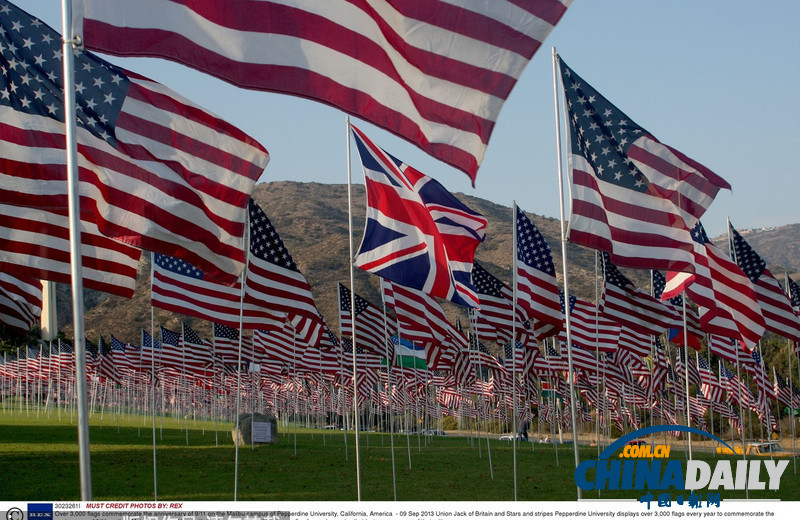 奧巴馬出席9·11事件紀念活動 天氣炎熱狂擦臉