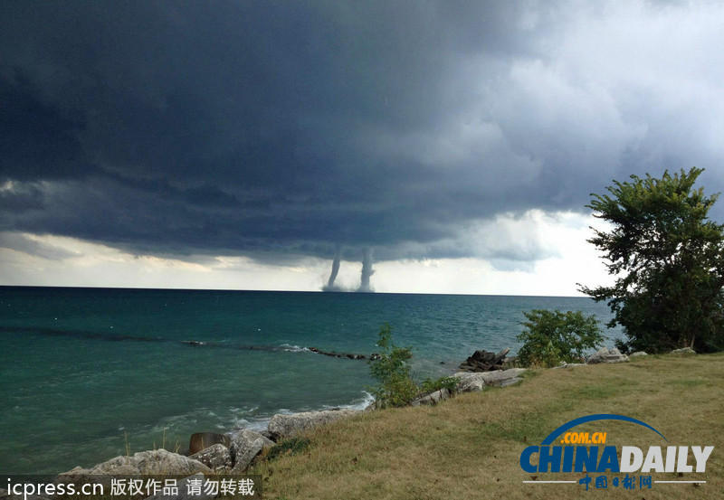 美國密歇根湖面出現“雙龍吸水”奇觀