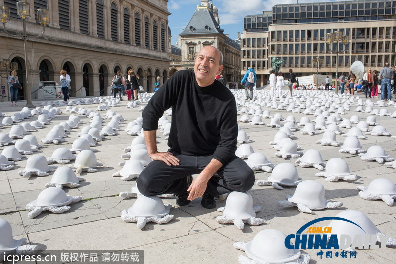 藝術(shù)家打造千只“鋼盔海龜”譴責(zé)全球暴力事件頻發(fā)。