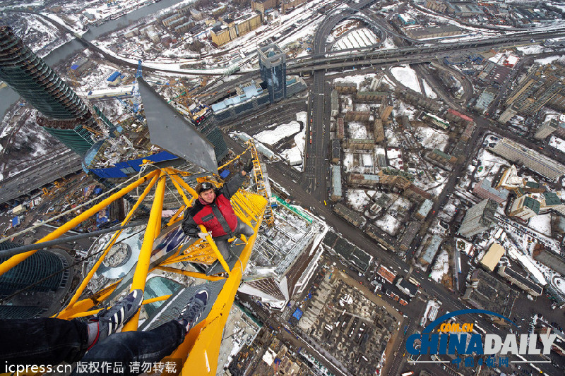 俄青年徒手攀爬大樓拍俯瞰照 毫不畏懼藝高人膽大