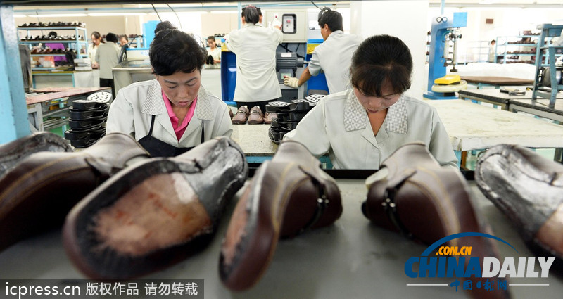 開(kāi)城工業(yè)園區(qū)重啟第二天 朝鮮工人忙碌工作（圖）