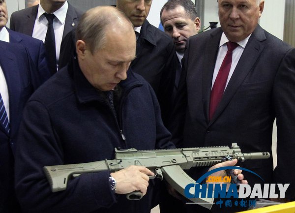 俄總統(tǒng)普京視察兵工廠(chǎng) 檢查并親自調(diào)試槍支