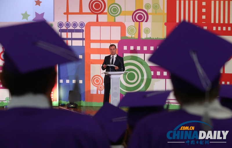 梅德韋杰夫視察學(xué)校 與畢業(yè)生合影留念(組圖)