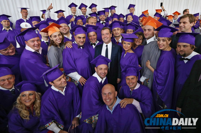 梅德韋杰夫視察學(xué)校 與畢業(yè)生合影留念(組圖)