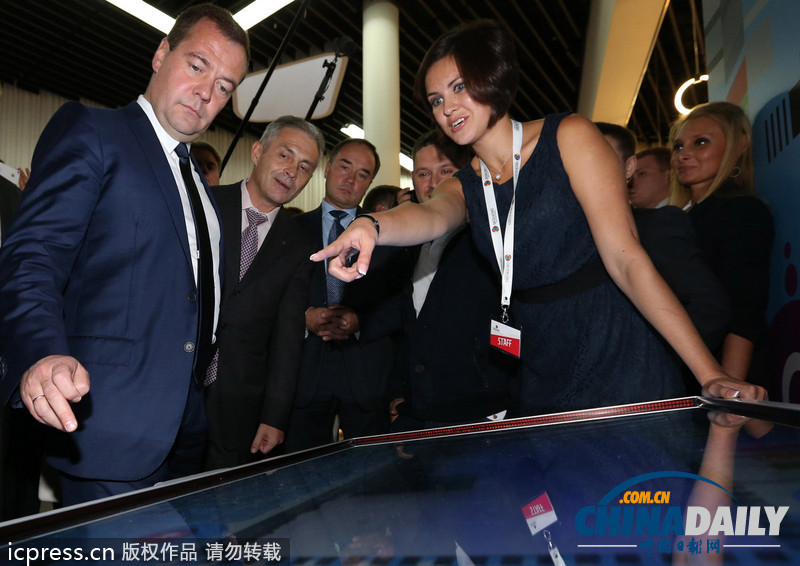 梅德韋杰夫視察學(xué)校 與畢業(yè)生合影留念(組圖)