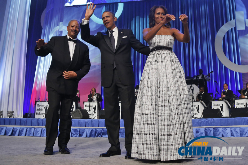 奧巴馬夫婦出席非裔議員頒獎晚宴 親密擁吻大秀恩愛(組圖)