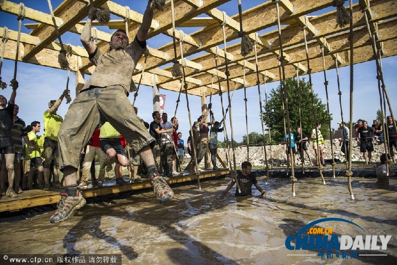 法國“泥漿節(jié)”首日比賽舉行 在泥漿中行進(jìn)13公里