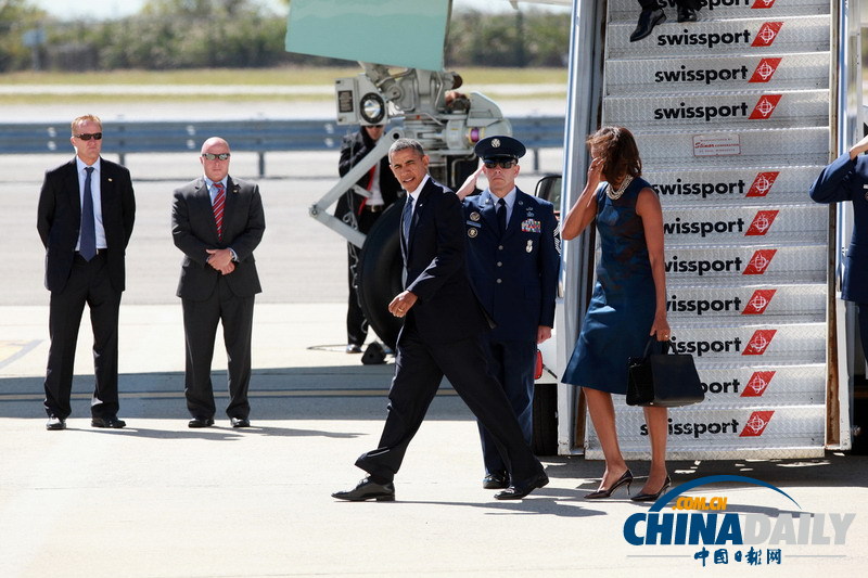奧巴馬攜夫人乘專機(jī)參加聯(lián)合國大會 米歇爾揉眼睛顯疲勞