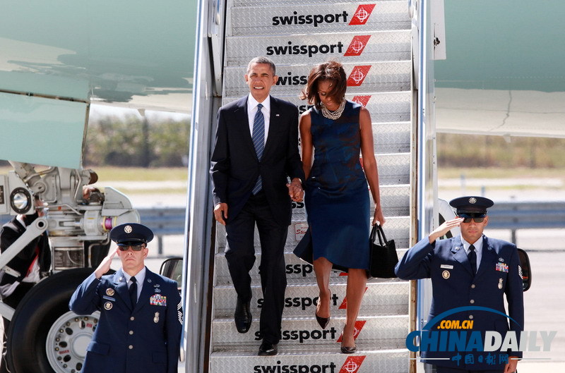 奧巴馬攜夫人乘專(zhuān)機(jī)參加聯(lián)合國(guó)大會(huì) 米歇爾揉眼睛顯疲勞