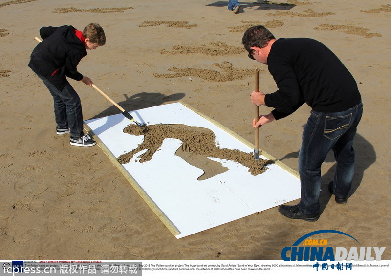 藝術(shù)家沙灘打造9000個陣亡士兵剪影 紀(jì)念世界和平日