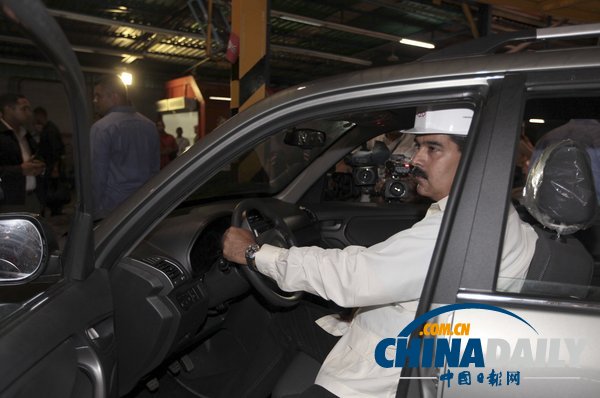 委內(nèi)瑞拉總統(tǒng)視察工廠試駕汽車(chē) 采用中國(guó)技術(shù)生產(chǎn)