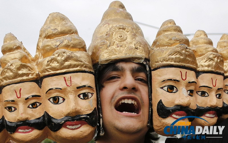 印度學(xué)生扮魔王和女神 抗議婦女遭性暴力