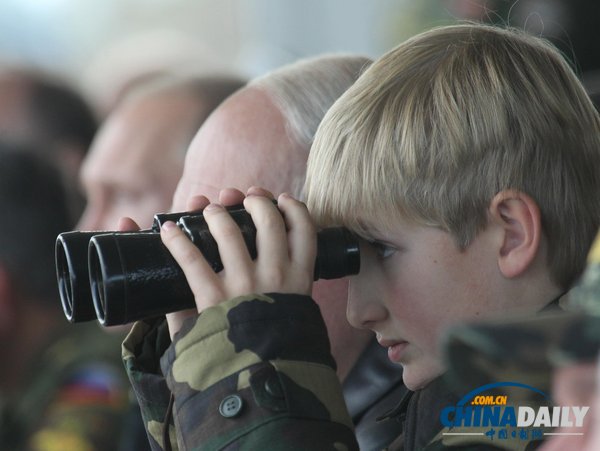 俄白總統(tǒng)現(xiàn)身聯(lián)合軍演現(xiàn)場(chǎng) 不及盧卡申科兒子“搶鏡”