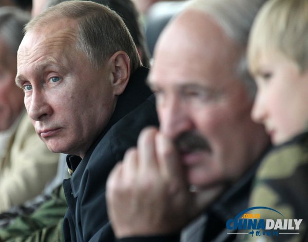 俄白總統(tǒng)現(xiàn)身聯(lián)合軍演現(xiàn)場 不及盧卡申科兒子“搶鏡”