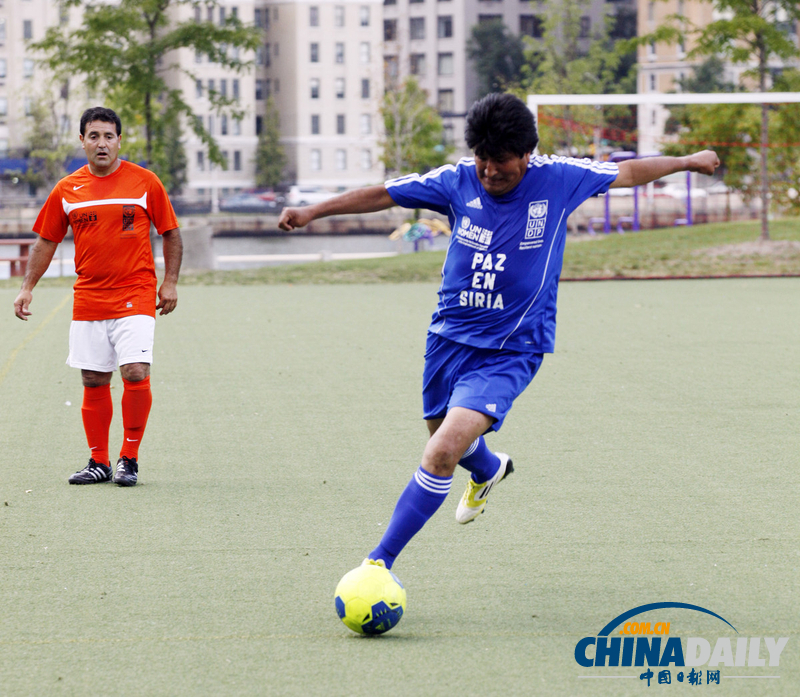 玻利維亞總統(tǒng)紐約秀球技 呼吁停止針對女性暴力（組圖）