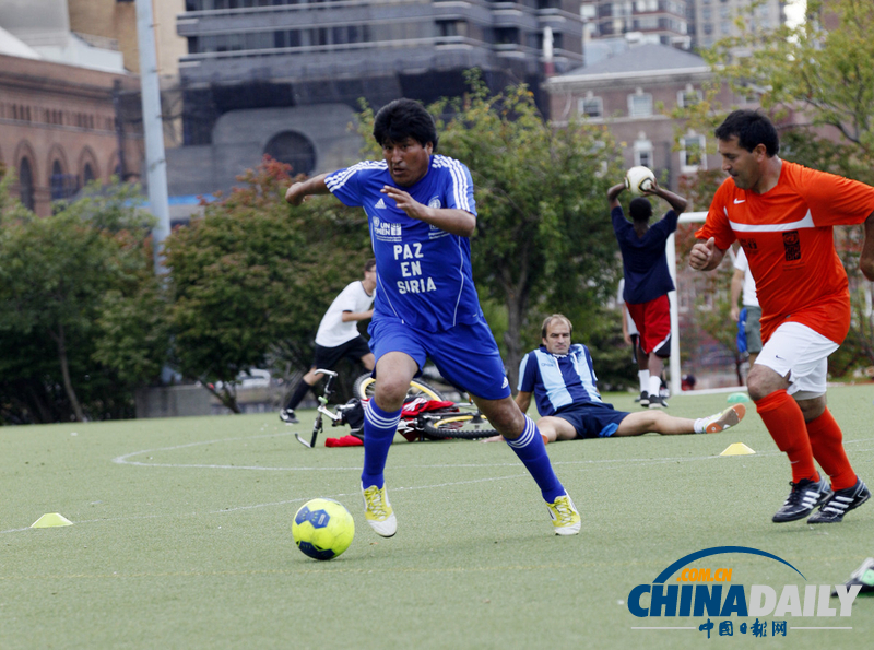 玻利維亞總統(tǒng)紐約秀球技 呼吁停止針對女性暴力(組圖)