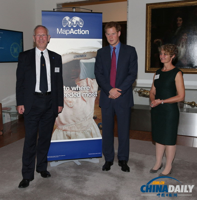 英國哈里王子參加活動(dòng)拉褲頭 行為不雅