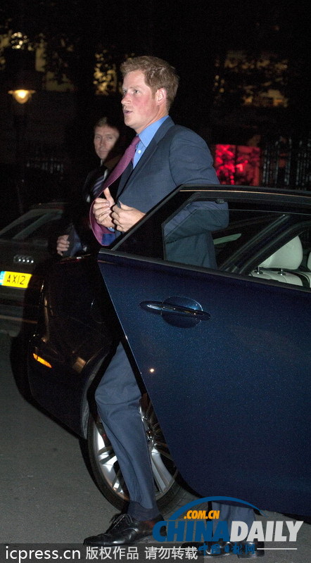 英國哈里王子參加活動拉褲頭 行為不雅