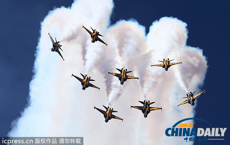 韓國航空展最后彩排迎建軍節(jié) 月色作幕跳傘唯美