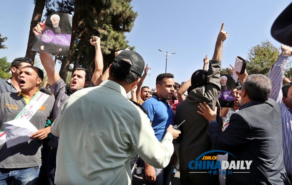 魯哈尼與奧巴馬歷史性通話后回國 遭熱捧和扔鞋“兩重天”（圖）