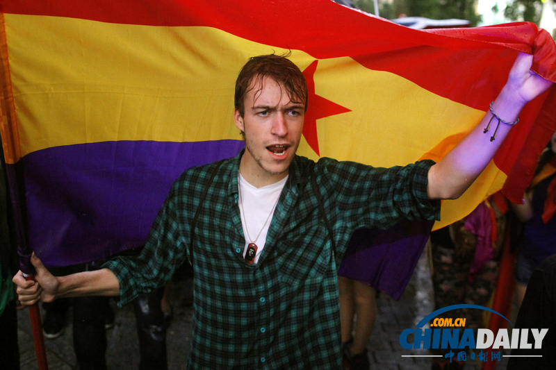 西班牙民眾游行勒令國王下臺 要求取消君主立憲制