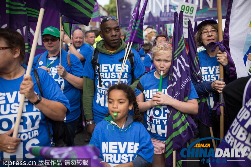 英國(guó)民眾集會(huì)抗議政府削減各項(xiàng)支出