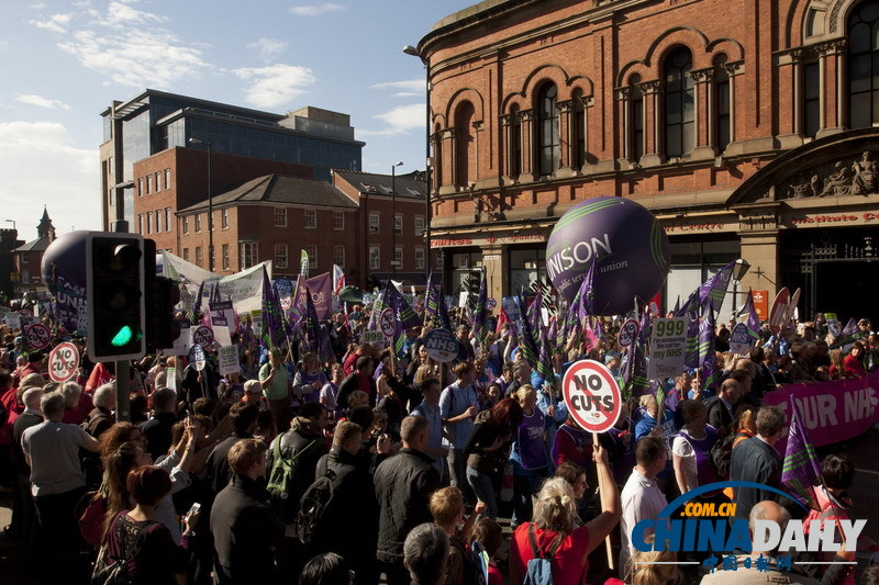 英國民眾集會抗議政府削減各項(xiàng)支出