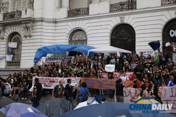 巴西教師大規(guī)模游行抗議政府腐敗 警察噴灑胡椒噴霧