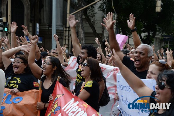 巴西教師大規(guī)模游行抗議政府腐敗 警察噴灑胡椒噴霧