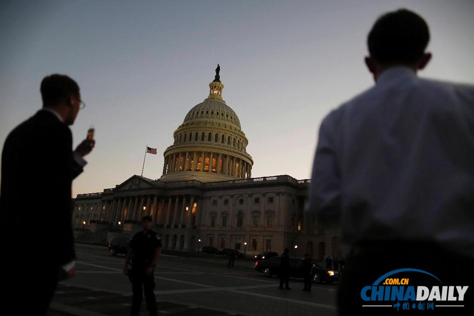 美聯(lián)邦政府因“太差錢”被迫關(guān)閉 男子拍國會山照片留念（組圖）