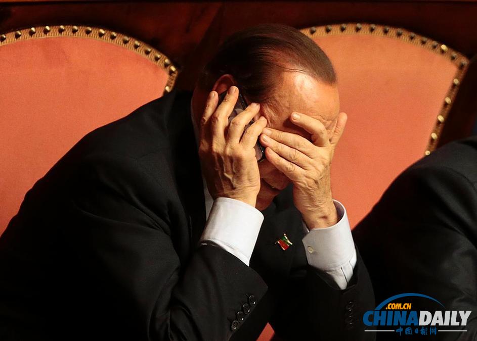 意大利議會(huì)對(duì)政府進(jìn)行信任投票 貝盧斯科尼與美女部長(zhǎng)拉手密談