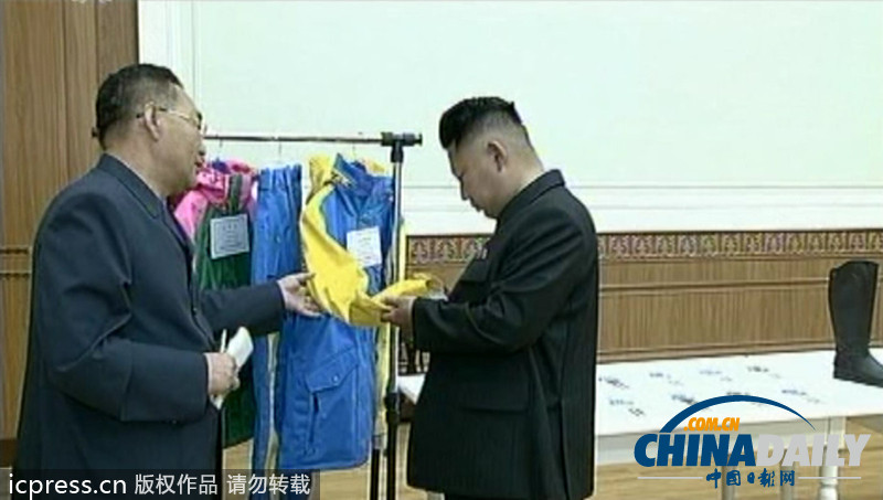 朝鮮領(lǐng)導(dǎo)人金正恩親自檢查騎馬裝和滑雪服樣品（組圖）