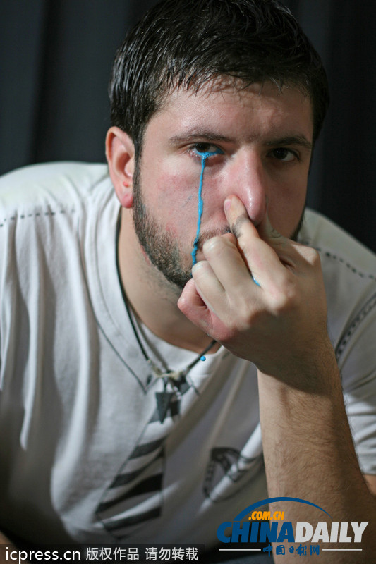 阿根廷畫家身負“超能力” 從眼中射出顏料作畫