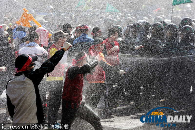 韓國(guó)警察機(jī)動(dòng)部隊(duì)舉行應(yīng)對(duì)暴力示威演習(xí)