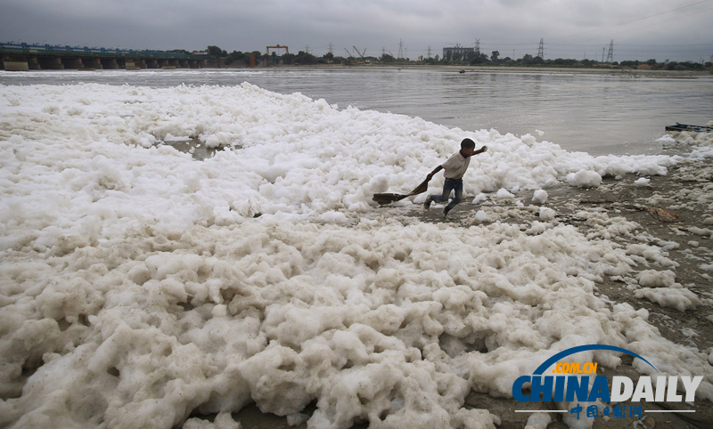 印度河流驚現(xiàn)大量泡沫污水(高清組圖)