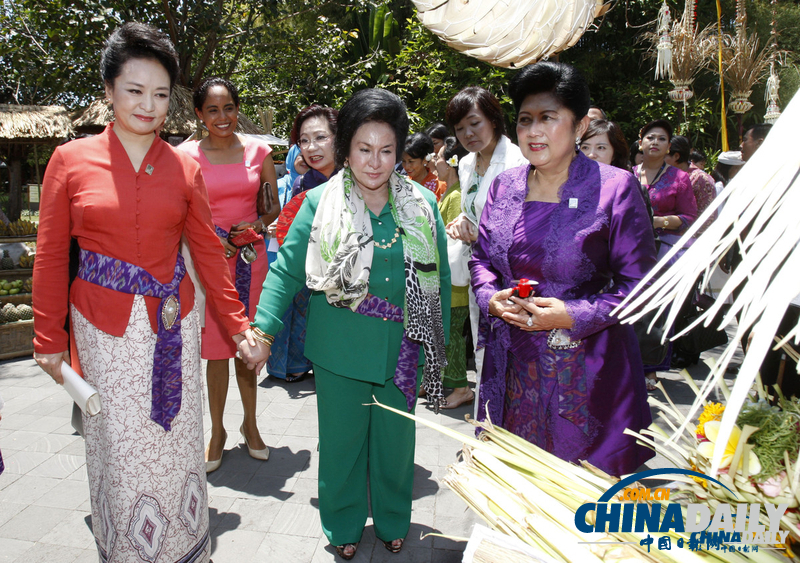 最炫民族風(fēng)：盤點(diǎn)彭麗媛東南亞一行亮麗著裝（圖）