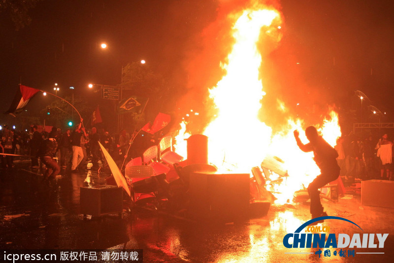 巴西示威者焚燒大巴 聲援罷工教師(組圖)