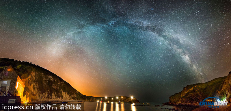 組圖:銀河懸掛英國(guó)侏羅紀(jì)海岸線上空 亦幻亦仙
