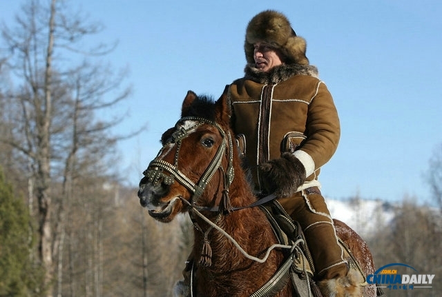 圖：普京迎61歲生日 印尼總統(tǒng)彈吉他慶生