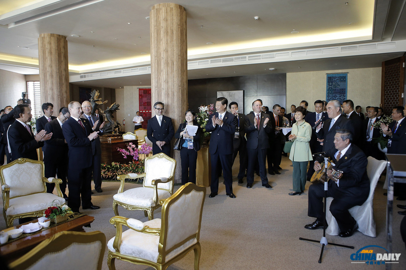 圖:普京迎61歲生日 印尼總統(tǒng)彈吉他慶生