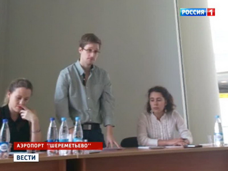 圖：俄網(wǎng)站公開疑似斯諾登購(gòu)物照 推手推車過(guò)馬路