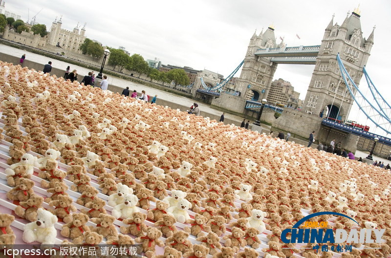 可愛泰迪熊亮相倫敦塔橋前 呼吁關注腦膜炎疫情