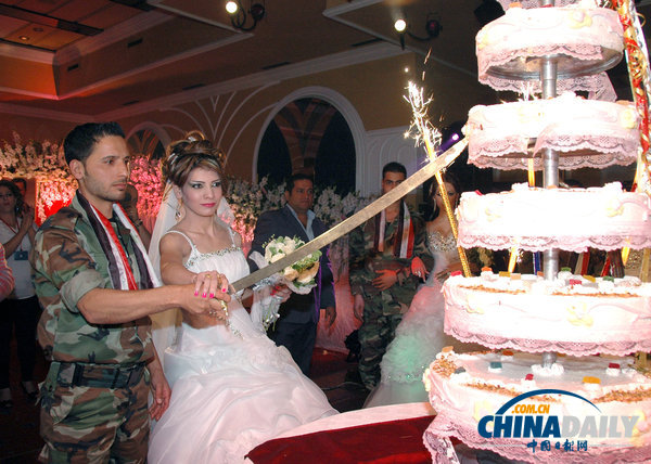 敘利亞士兵戰(zhàn)火中舉辦集體婚禮 體驗(yàn)別樣浪漫(組圖)